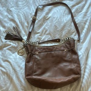 Brown MichealKors Bag. No discolouration or dirt. Zippers are great. Hardly used